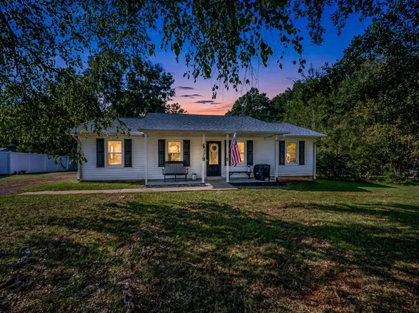 123 Strawberry Dr, Inman, SC 29349