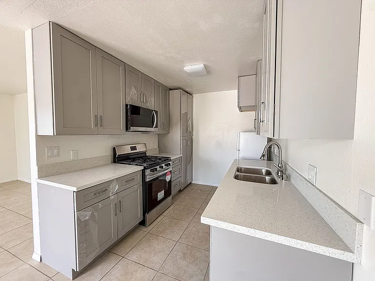 5839 Bagley Ave — Photo 3