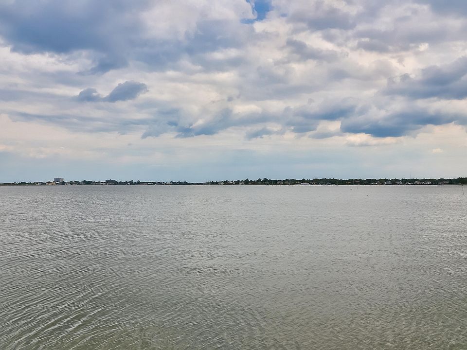 Panoramic views of the Shrewsbury River - Prime Waterfront!