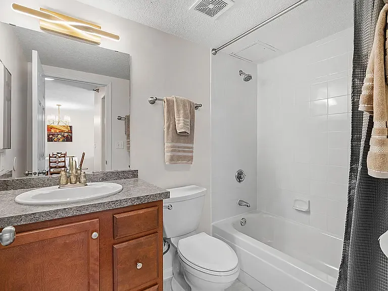 Bathroom w Floor to Ceiling Tile