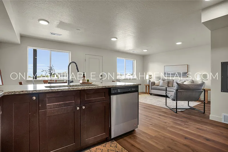2 bed, 1.0 bath, 970 sqft, $1,250 — Photo 2