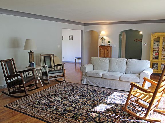 4th image of 301 Stratford Dr