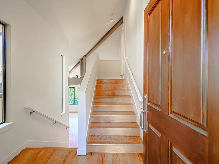 961 W California Ave — Photo 2