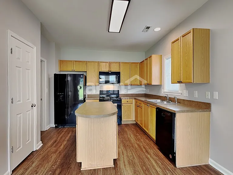 321 Collinsworth Dr — Photo 3