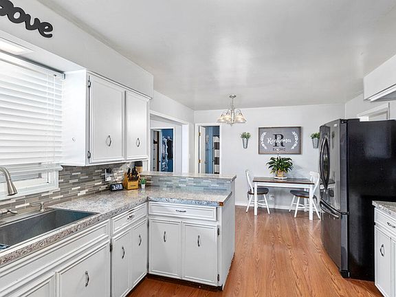3rd image of 565 Pinecrest St