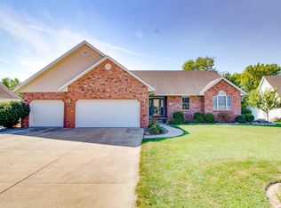 2904 Bryden Ln, Godfrey, IL 62035