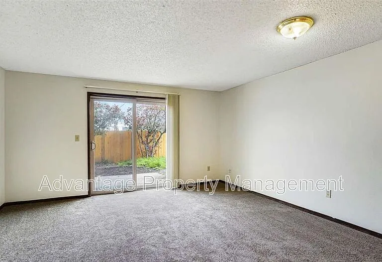 1445 NW Division St #6 — Photo 9