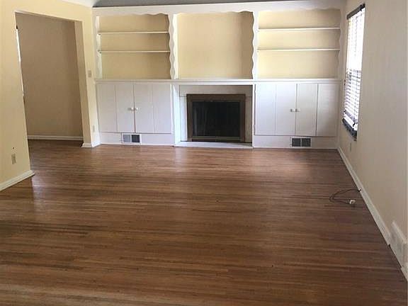 3rd image of 2818 Meadowwood Dr