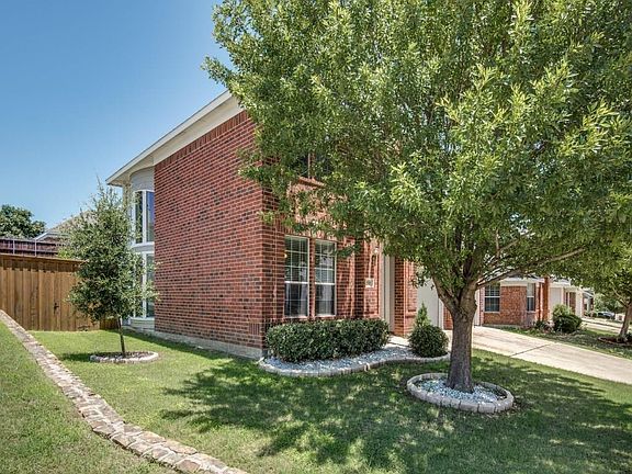 3rd image of 501 Twin Knoll Dr