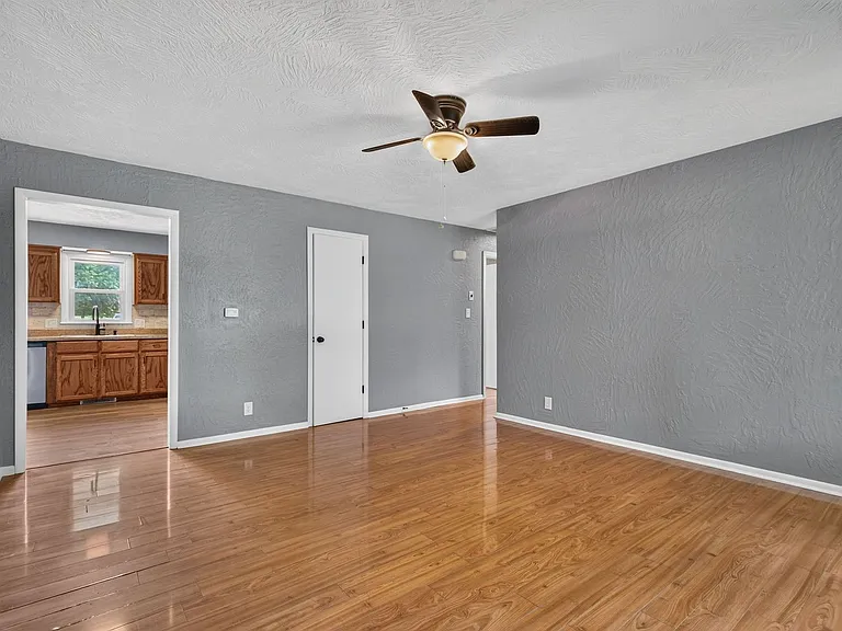 2724 N Franklin Ave — Photo 3