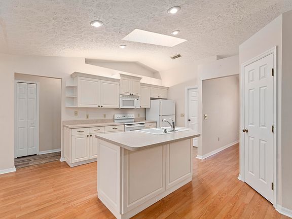 4th image of 2401 SE Rock Springs Drive