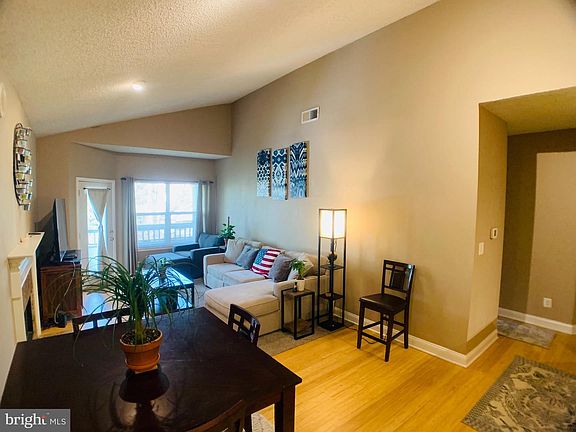 5th image of 4401 Sedgehurst Dr APT 304