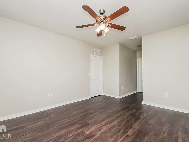 1461 Powell Ln — Photo 8