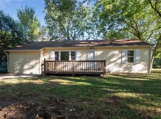 5702 NE 62nd St, Gladstone, MO 64119