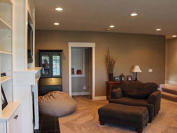 4th image of 942 Sand Lake Dr