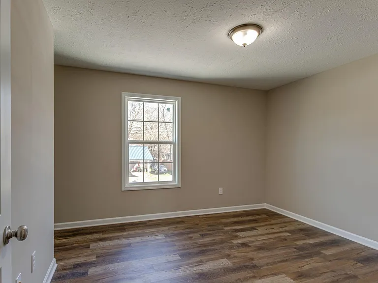 313 N Diagonal St — Photo 18