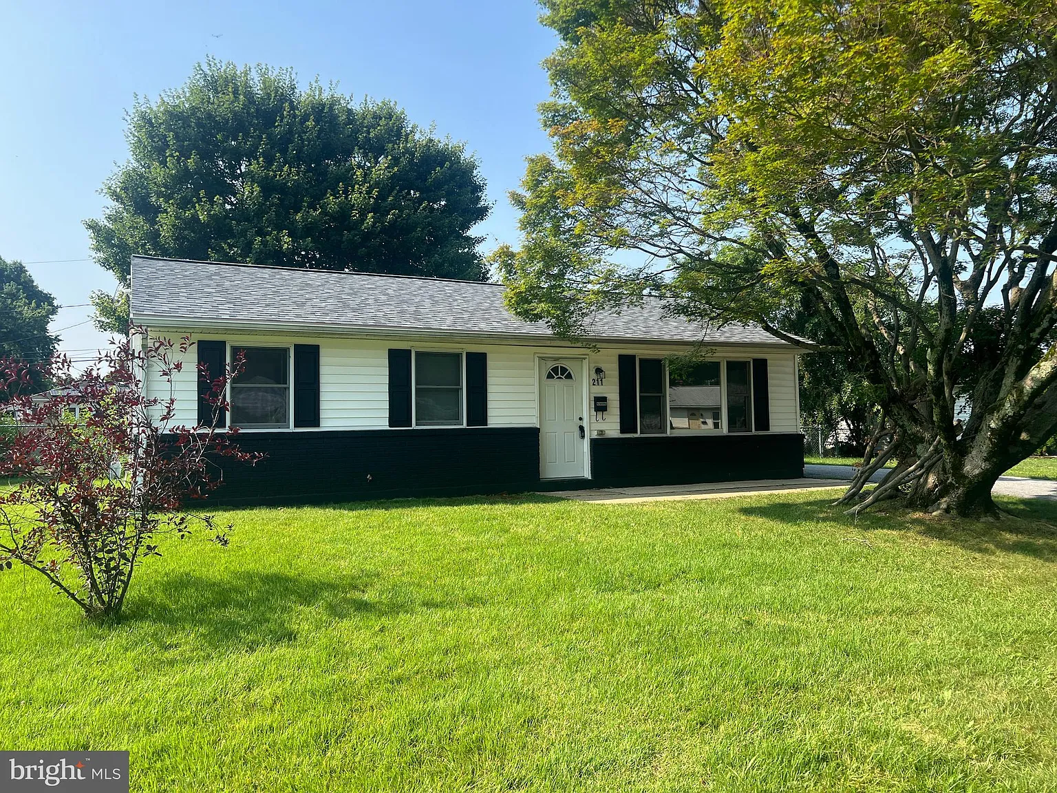 3 bed, 900 sqft, $1,800 — Photo 1