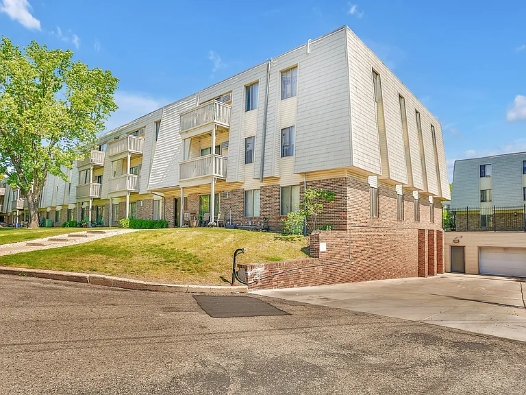 Eagle Pointe Community & Underground Parking
