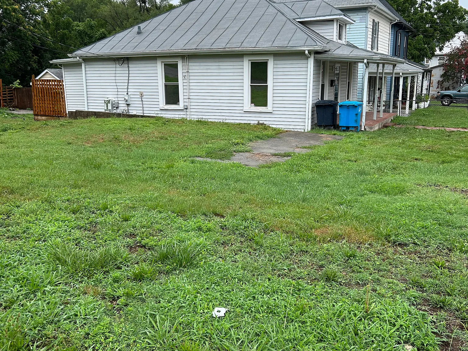 3 bed, 956 sqft, $1,300 — Photo 2