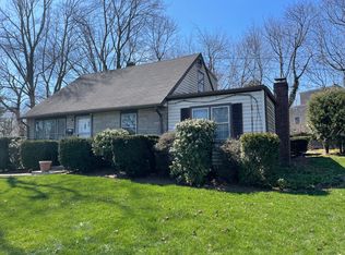 4 Old Barn Rd S, Stamford, CT 06905