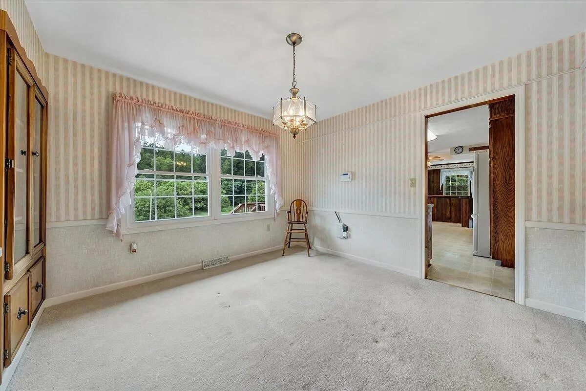 3 bed, 4110 sqft, $2,700 — Photo 2