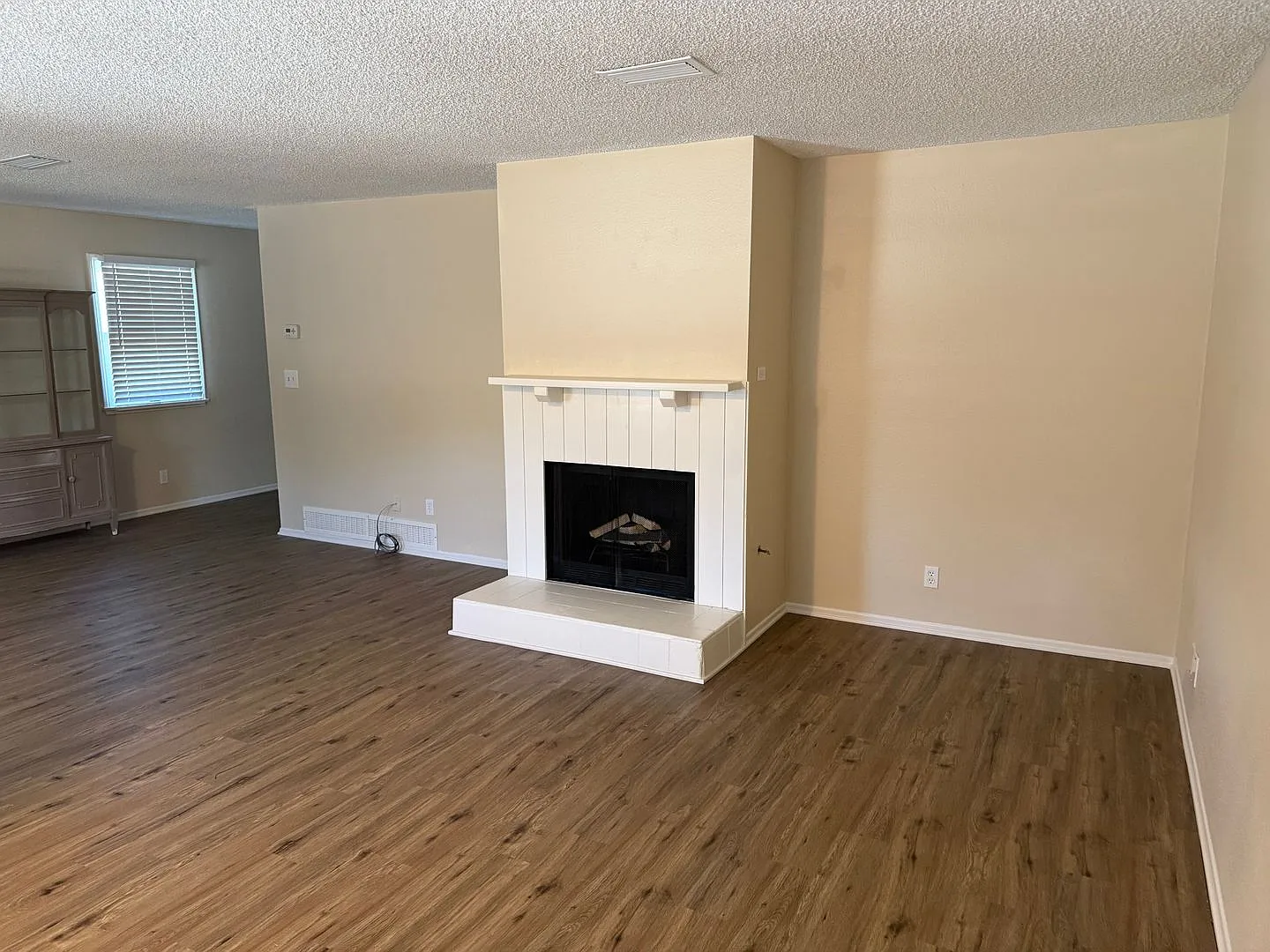 Large renovated Stand alone one bedroom above garage — Photo 4