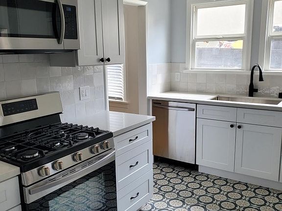 5th image of 513 N Windsor Blvd