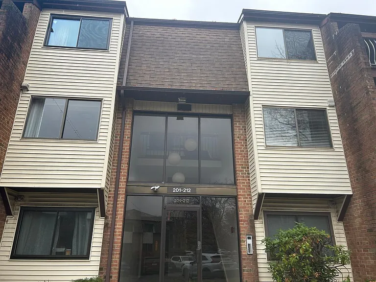 210 Edison Glen Ter — Photo 11