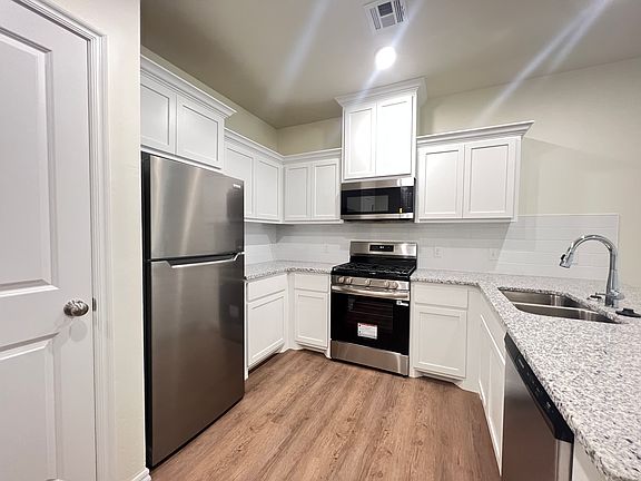 4th image of 11409 University Dr