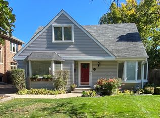 135 Montgomery Ln, Glenview, IL