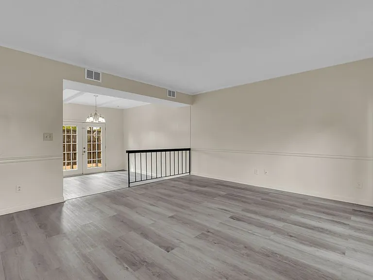 400 Forrest Blvd #15 — Photo 4