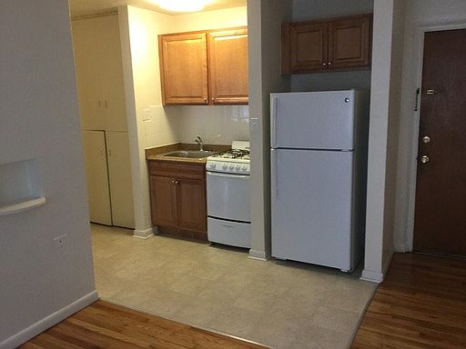 2nd image of 1042 Pearl St APT 204