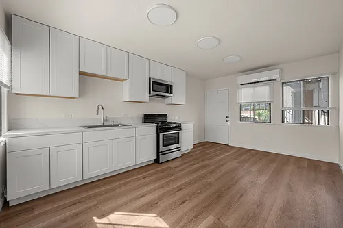 5055 Huntington Dr N Photo 1