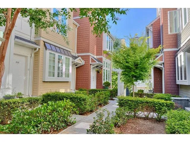 Walk Way - 850 Frederick Cmns