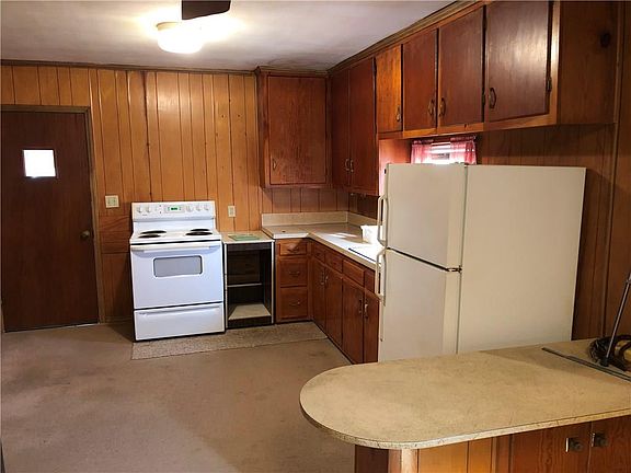 3rd image of 1025 W Pecan St