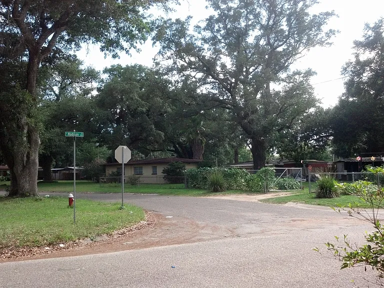 810 S Madison Dr — Photo 25