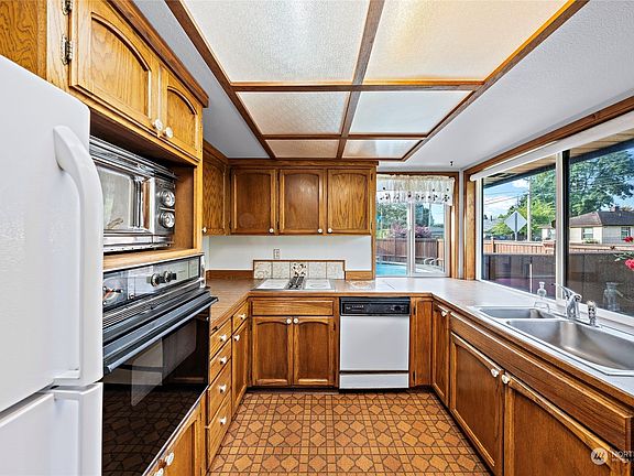 3rd image of 25 U Place NE