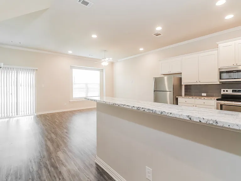 1213 Summerset Ln — Photo 8