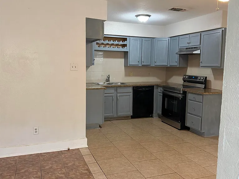 2723 Tifton St — Photo 12