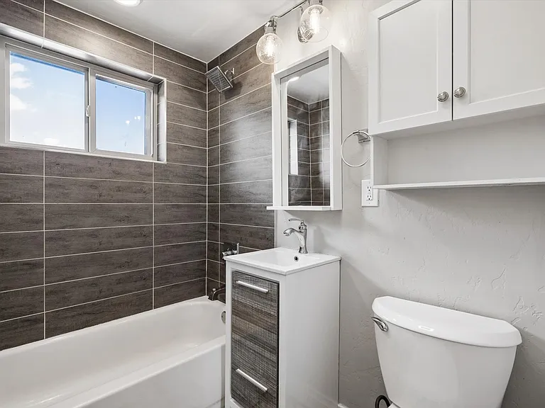 1284 S Harrison St — Photo 19