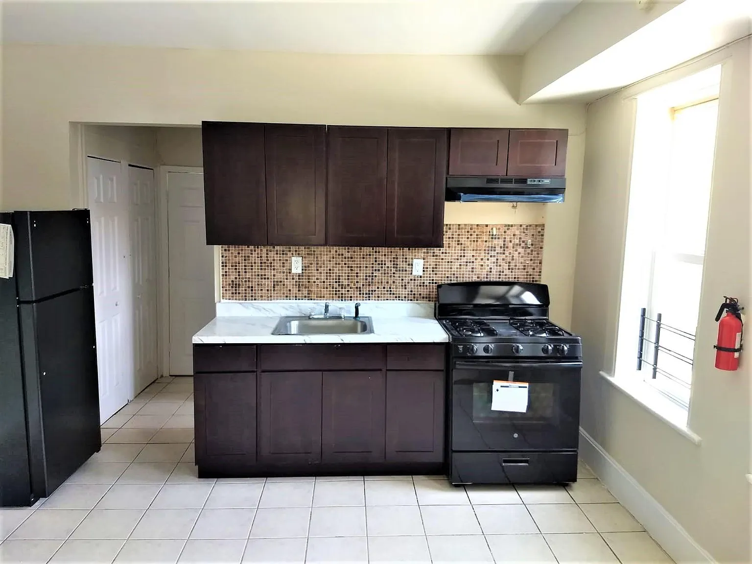 3 bed, 1200 sqft, $2,200 — Photo 2