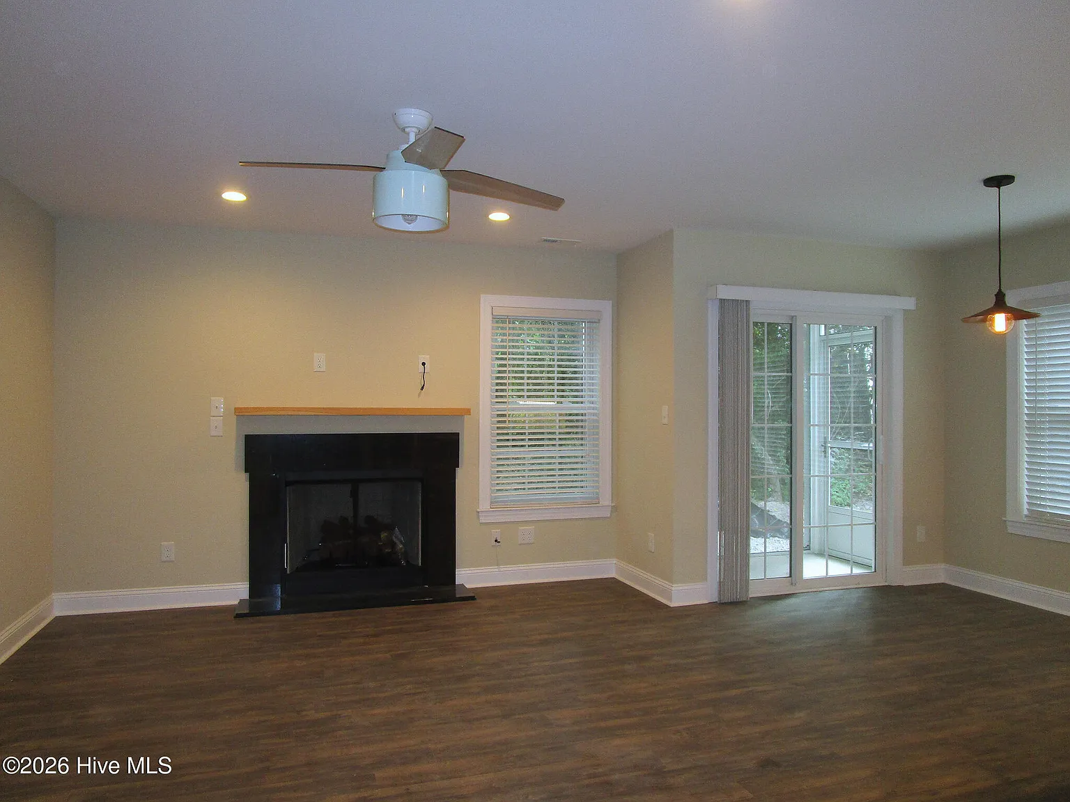 3 bed, 2.5 bath, 1357 sqft, $2,500 — Photo 3