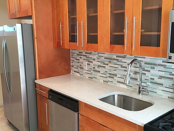 3rd image of 105 Van Cortlandt Ave W