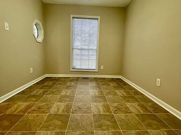 4th image of 506 Suffolk Ct