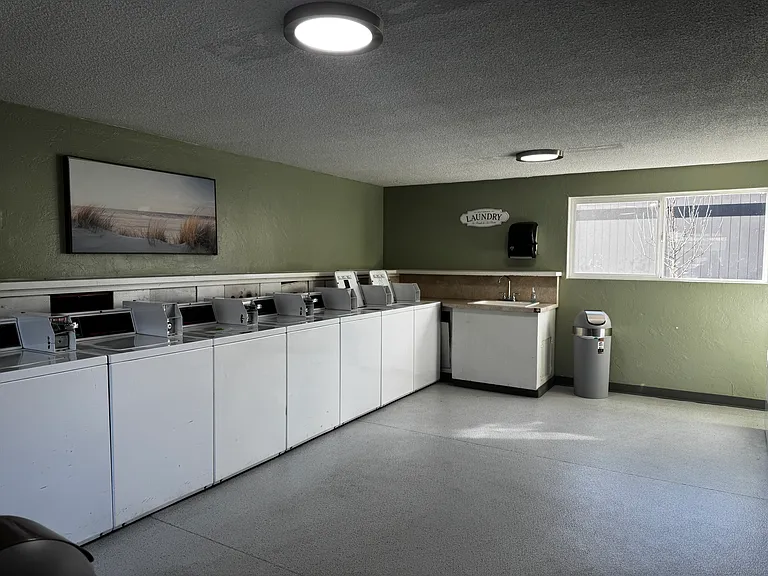 Gateway Village Apartments — Photo 10