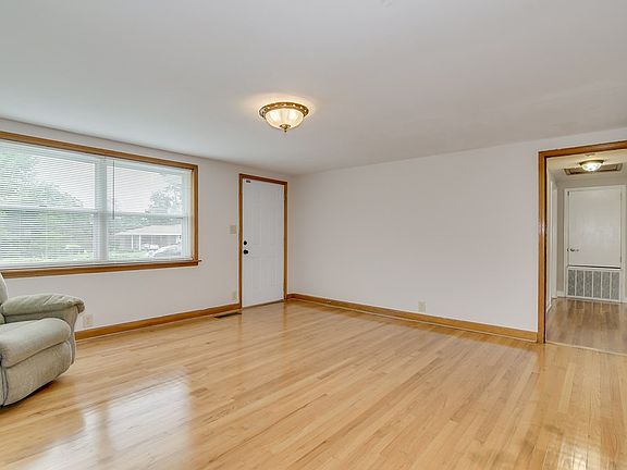 3rd image of 157 Hickory Dr S