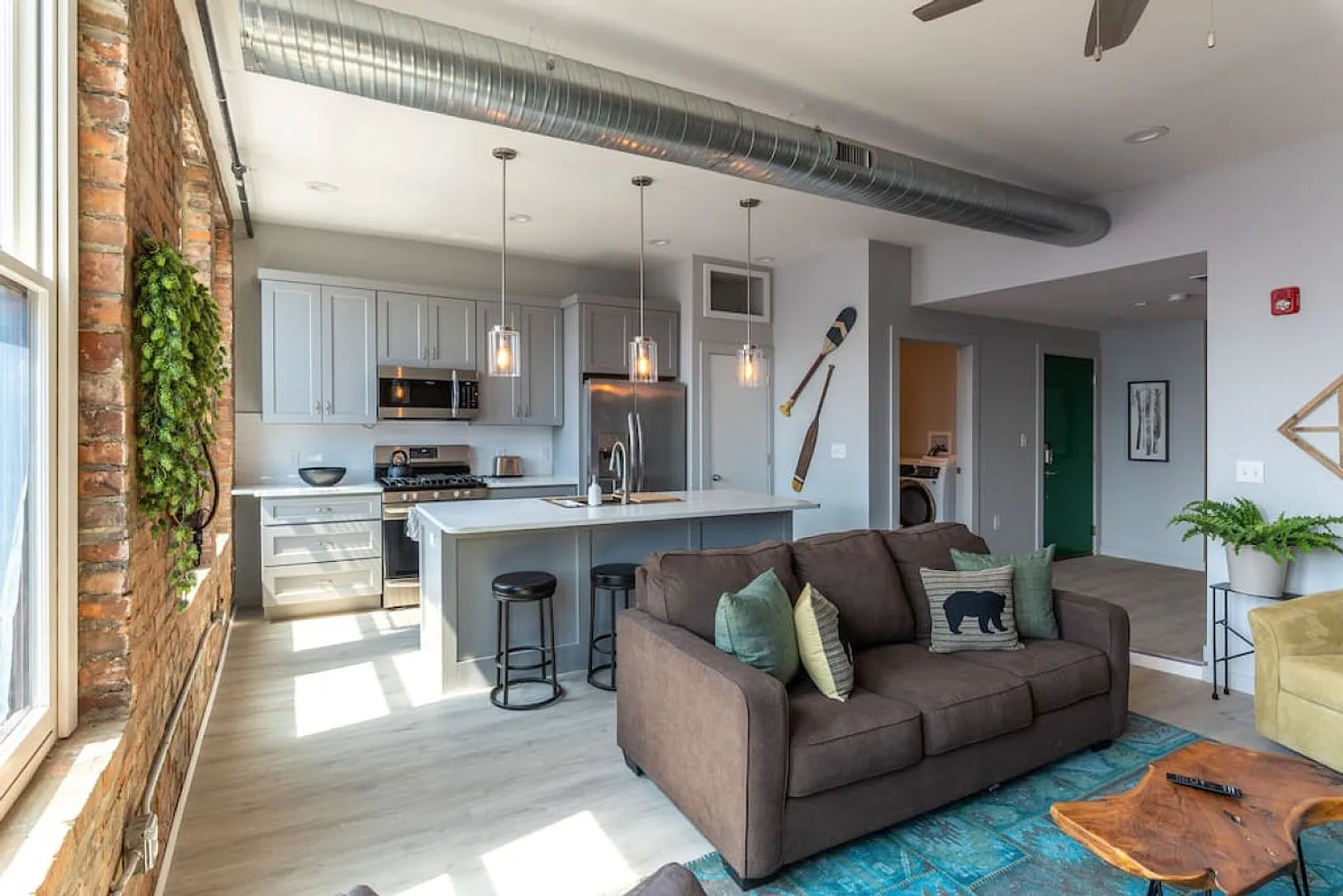 1 bed, 1.0 bath, 710 sqft, $2,476 — Photo 2