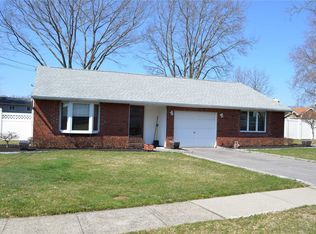 5 Monterey Ln, Centereach, NY 11720