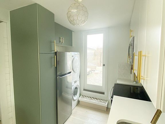 5th image of 52 Beacon Ave APT 3