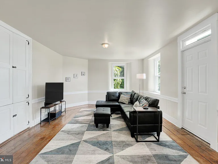211 Gale Ln — Photo 18